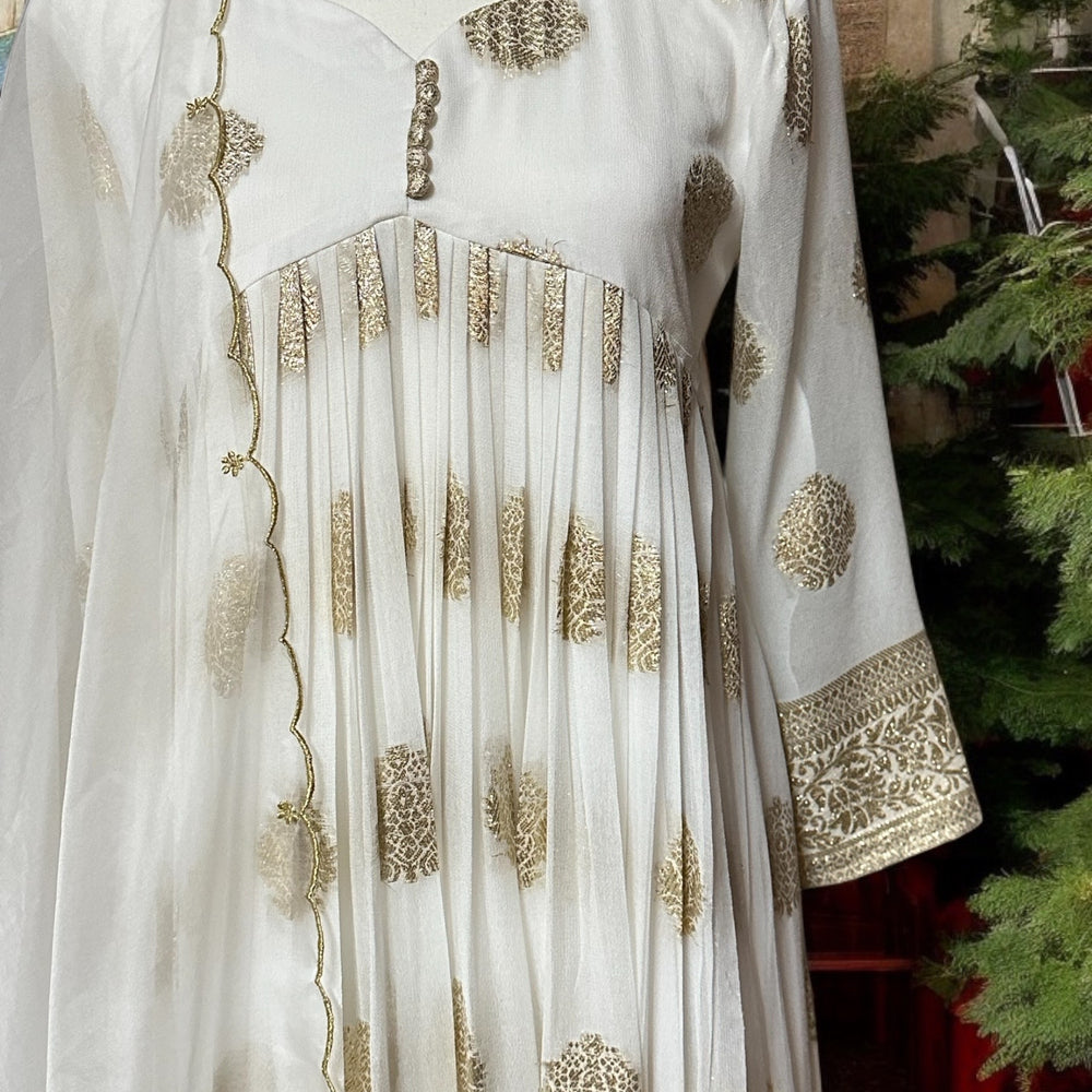 
                      
                        Dyeable White /Zari work Kurta Set(motifs)
                      
                    